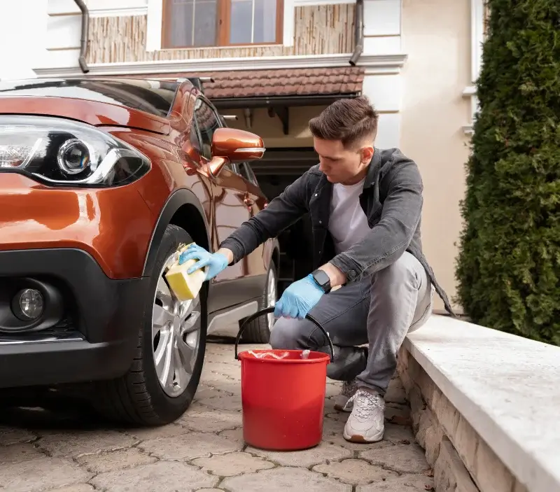 Lavage auto à domicile Le Bosc-Renoult : professionnel intervenant sur un véhicule